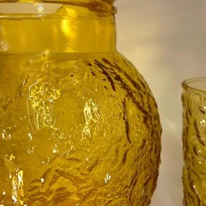 VINTAGE AMBER/HONEY GOLD ANCHOR HOCKING PITCHER AND 5 GLASSES